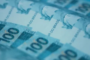 Pessoa analisando documentos financeiros com preocupação diante de juros abusivos cobrado pelo banco