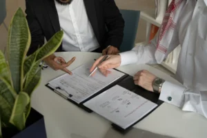 Pessoa assinando documentos financeiros relacionados a FIDC em mesa de escritório