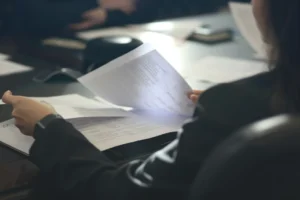 Documentos legais e papéis jurídicos representando um imóvel com execução judicial sobre uma mesa